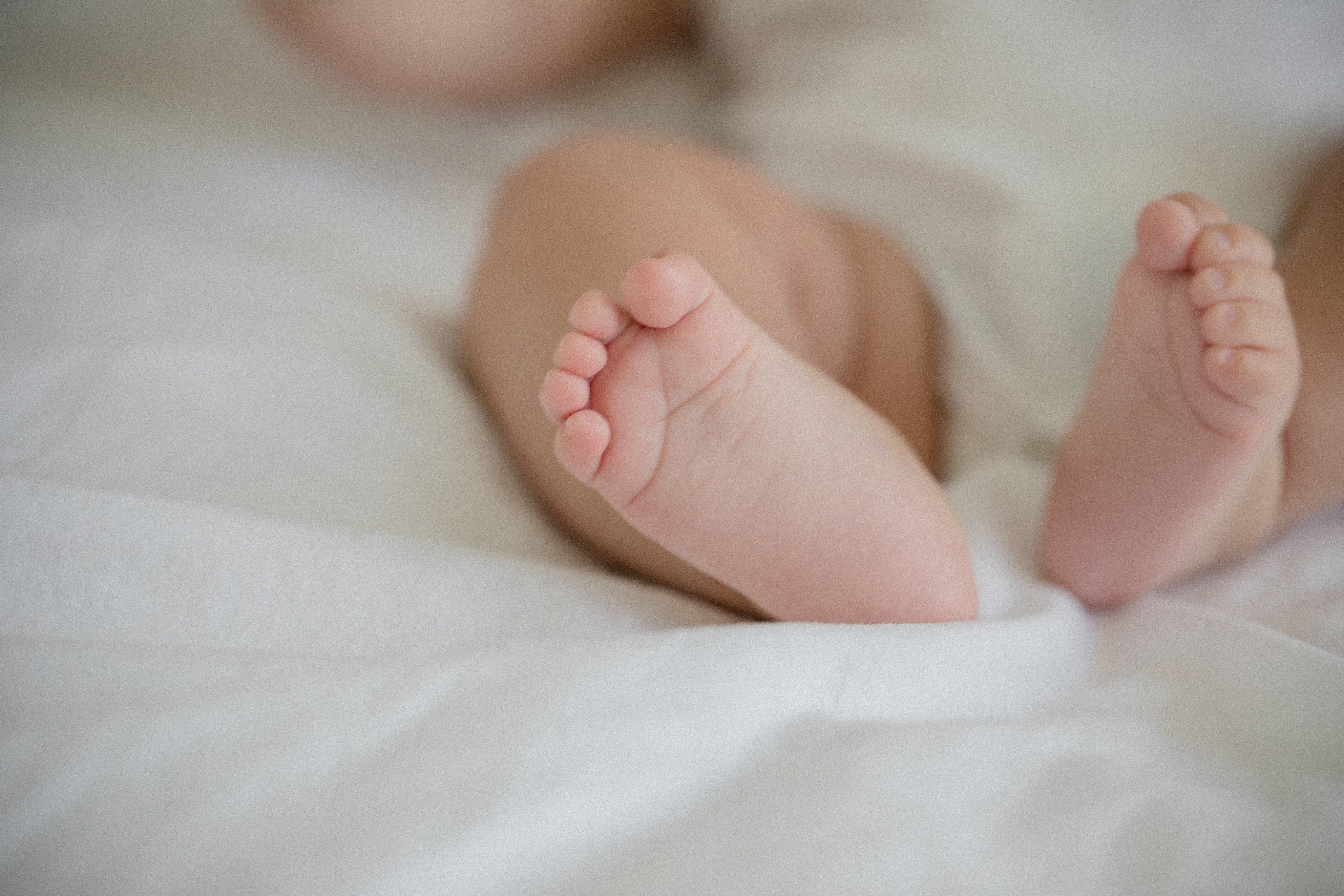 small-feet-of-a-baby-on-a-white-sheet_0ede8516-611a-430f-a910-a3d90010d3f3.jpg